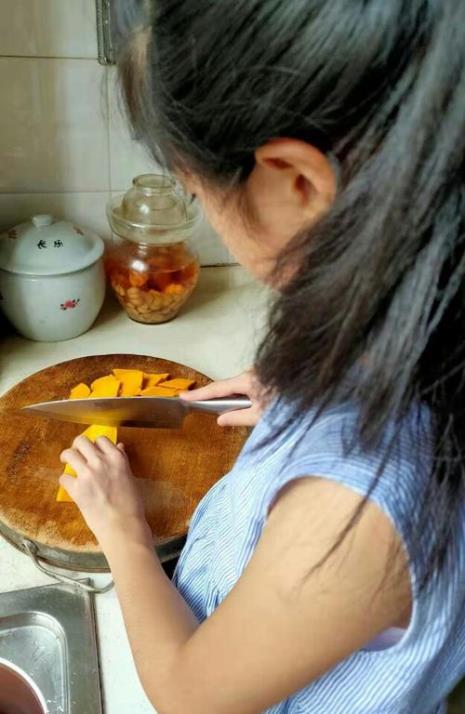 做菜的时候怎样避免切到手