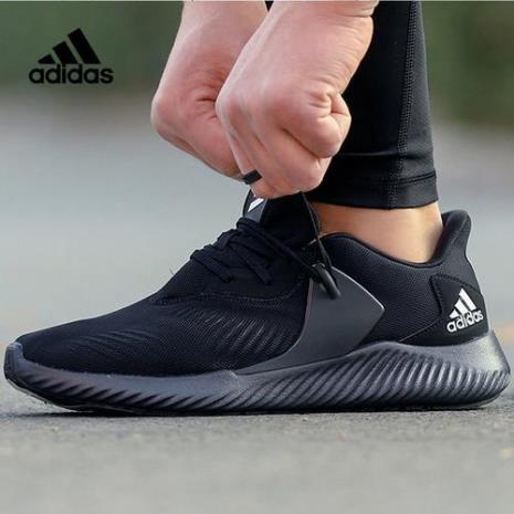 阿迪达斯鞋子上有褶皱