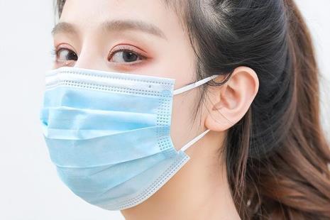 为什么夏天戴口罩容易脱妆