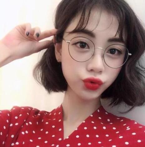 肤色偏暗黄短发适合什么颜色