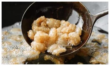 炸猪油要放水吗