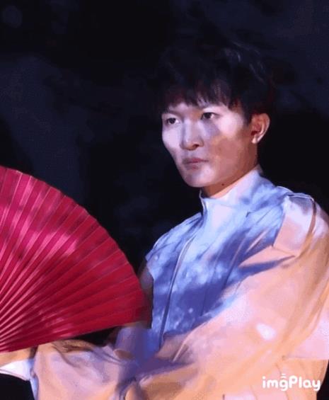 为什么周深有少年感