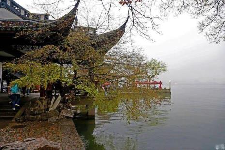 水明秋月的意思