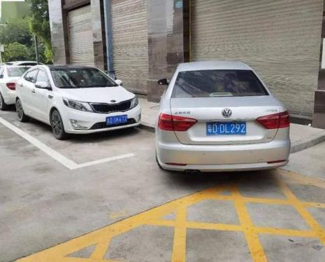 看到小区外面违停汽车怎么举报