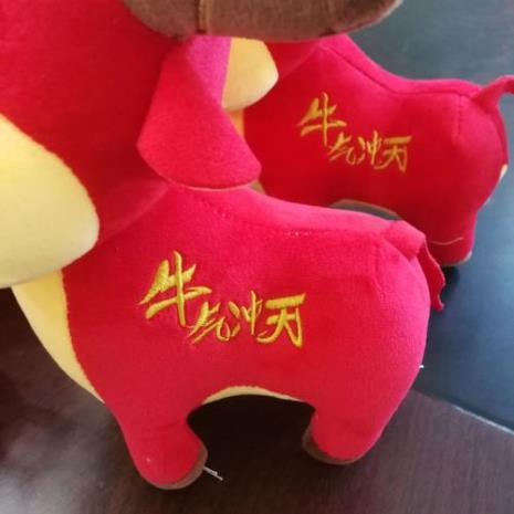 牛为什么喜欢顶红色的东西