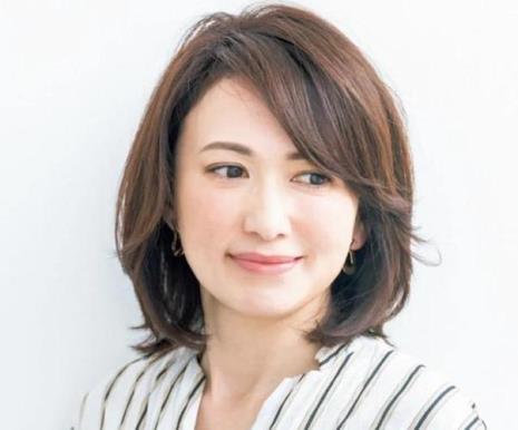 50多岁女人烫什么头发好看