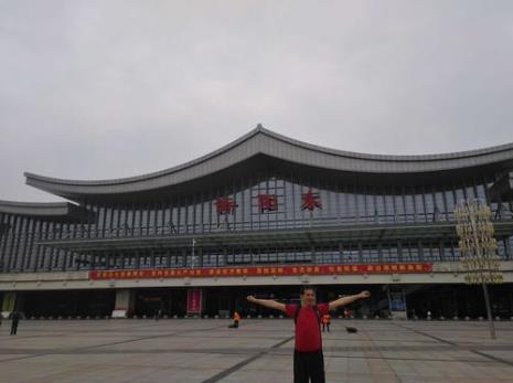 衡阳东站和衡阳站在一起吗