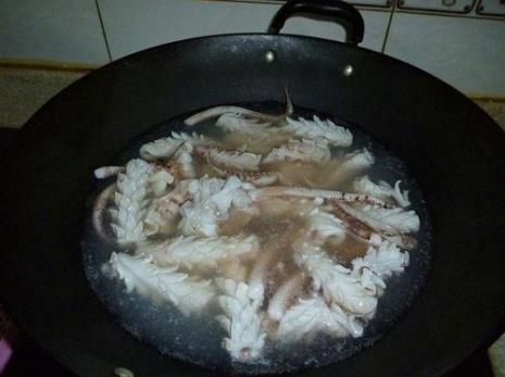 墨鱼用开水烫缩了