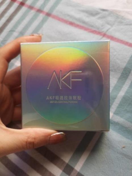 unny散粉和akf散粉哪个更适合干皮