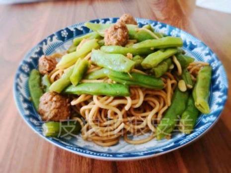 扁豆排骨焖面怎么做