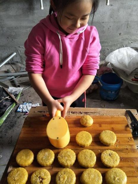 女儿自己做的中秋月饼感言