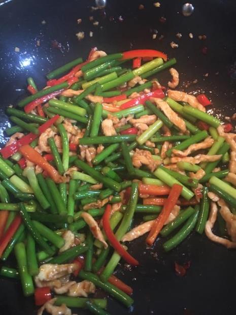 大锅蒜苔炒肉丝做法