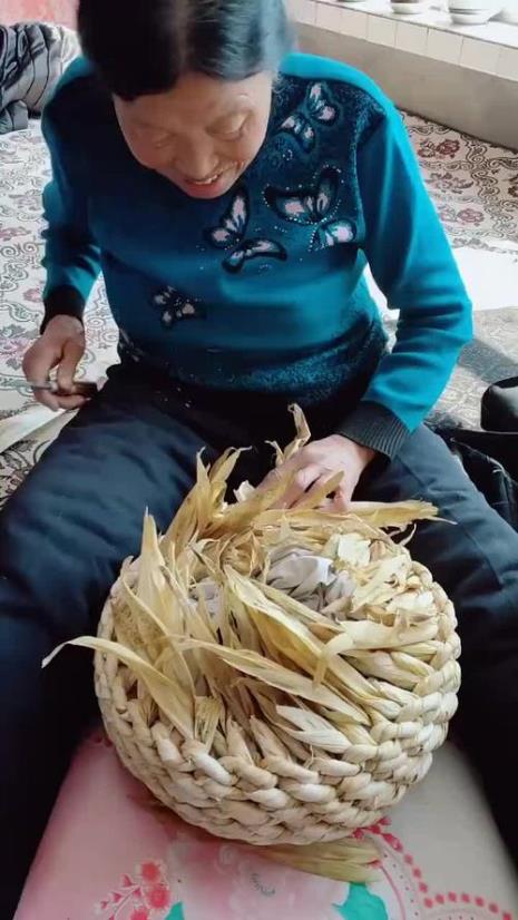 怎么用玉米皮编蒲蹲求方法