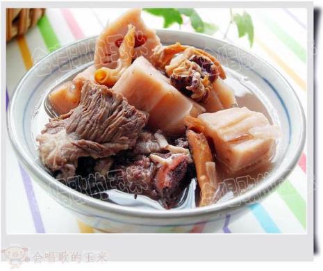 墨鱼红萝卜排骨汤的做法
