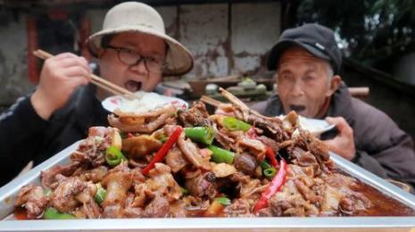 美食米阿米酸菜肥肠做法