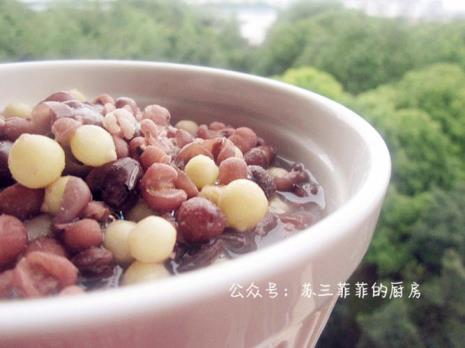 红豆薏米茨实茯苓粥的做法