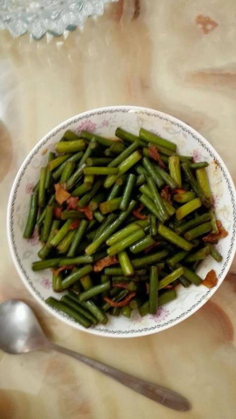大锅菜蒜苔炒肉的做法