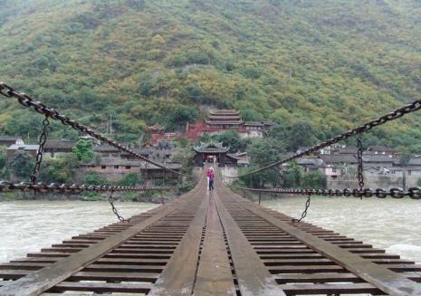 泸定桥位于什么河流