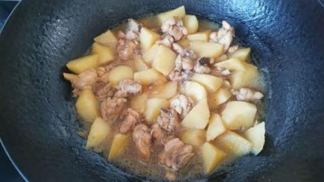 芦笋鸡腿炖土豆的做法
