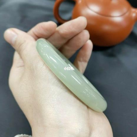 白底青和晴水镯哪个更好