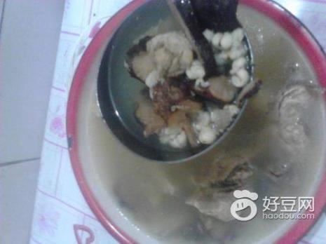 五爪金龙茯苓猪骨汤的做法