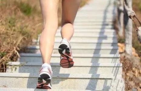 跑步不累为什么爬楼梯累