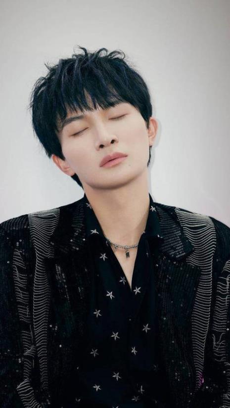 一个人唱四个声部的歌曲周深