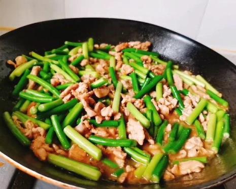 家常蒜苔炒肉丝的做法