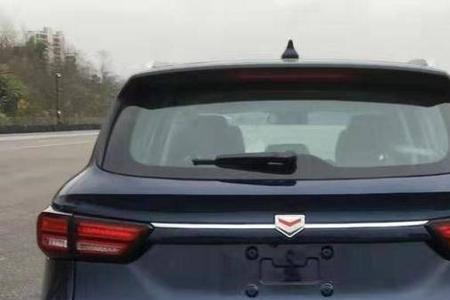 丰字汽车标志的SUV