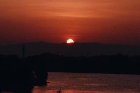 夕阳慢慢的下山了写话一年级
