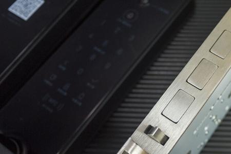 小米智能门锁pro怎么拆下来