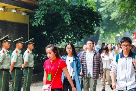 高考报考拍的照片要露额头吗