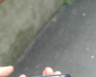 手机屏幕里面进灰怎么办