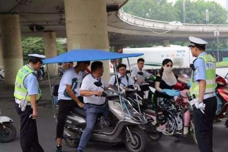 载客电瓶车可以载人上路吗