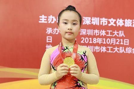李昕月名字的含义