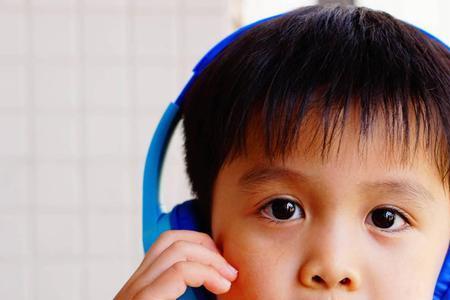 六岁小孩子可以用耳机听歌吗