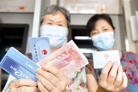 社保卡里的退休金不取有利息吗