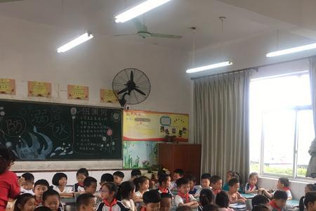 一年级孩子上课总是拿笔要戳眼