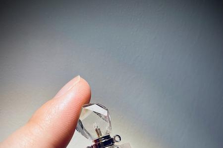 水晶原石可以喷香水吗