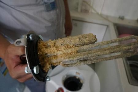 如何清洗电热水器的水箱