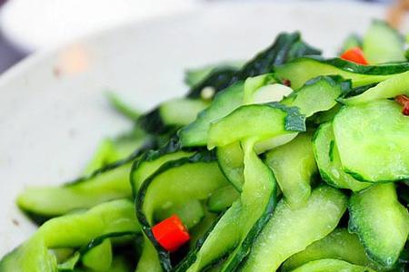 炒黄瓜的时候油变成绿色