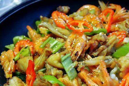 五香牛蛙大虾煲家常做法