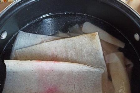 猪皮煮了怎么卷起来了