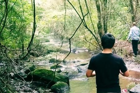 翻山越岭是什么意思