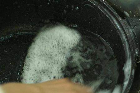 热锅可以直接用凉水清洗吗