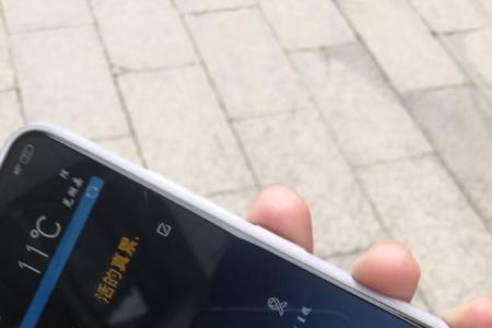 华为手机屏幕顶端有一条线
