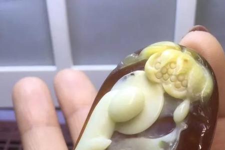 岫岩玉摔的碎吗