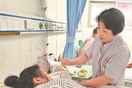 家属陪护的护理费包含吃饭吗