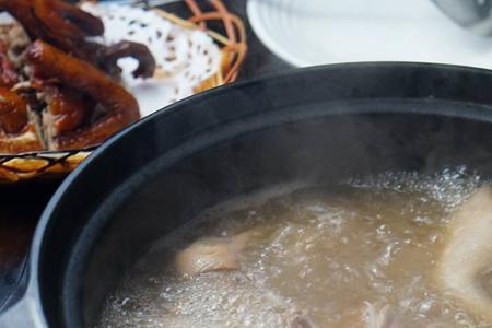 药膳乳鸽火锅怎么做