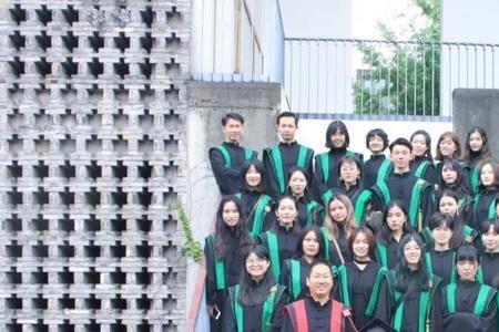 世界上的学位服都是统一的吗